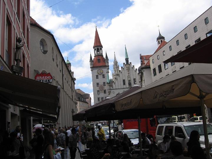 Muenchen 026.jpg - Wie alle großen deutschen Städte wurde München durch alliierte Luftangriffe im Zweiten Weltkrieg stark getroffen. Bis Kriegsende wurde die historische Altstadt zu 90 % und die Stadt insgesamt zu 50 % zerstört.
